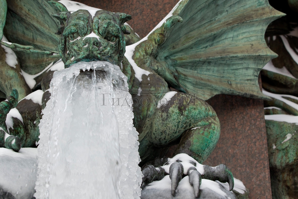 Font 3. Ледяная бородау горгульи на фонтане в Цюрихе.jpg