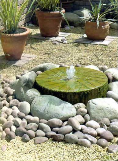 Камни и вода: водоём в саду